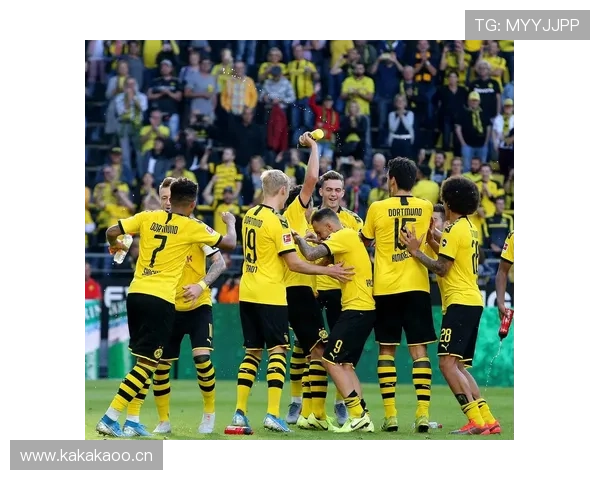 多特蒙德高位压迫下防线频繁暴露空间，防守协同与回追能力面临考验