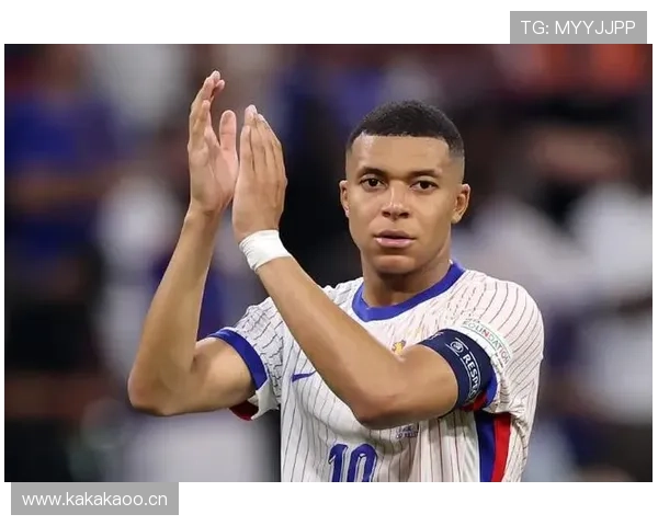 姆巴佩连更衣室也像秀场，衣服多到我的衣柜直接自卑